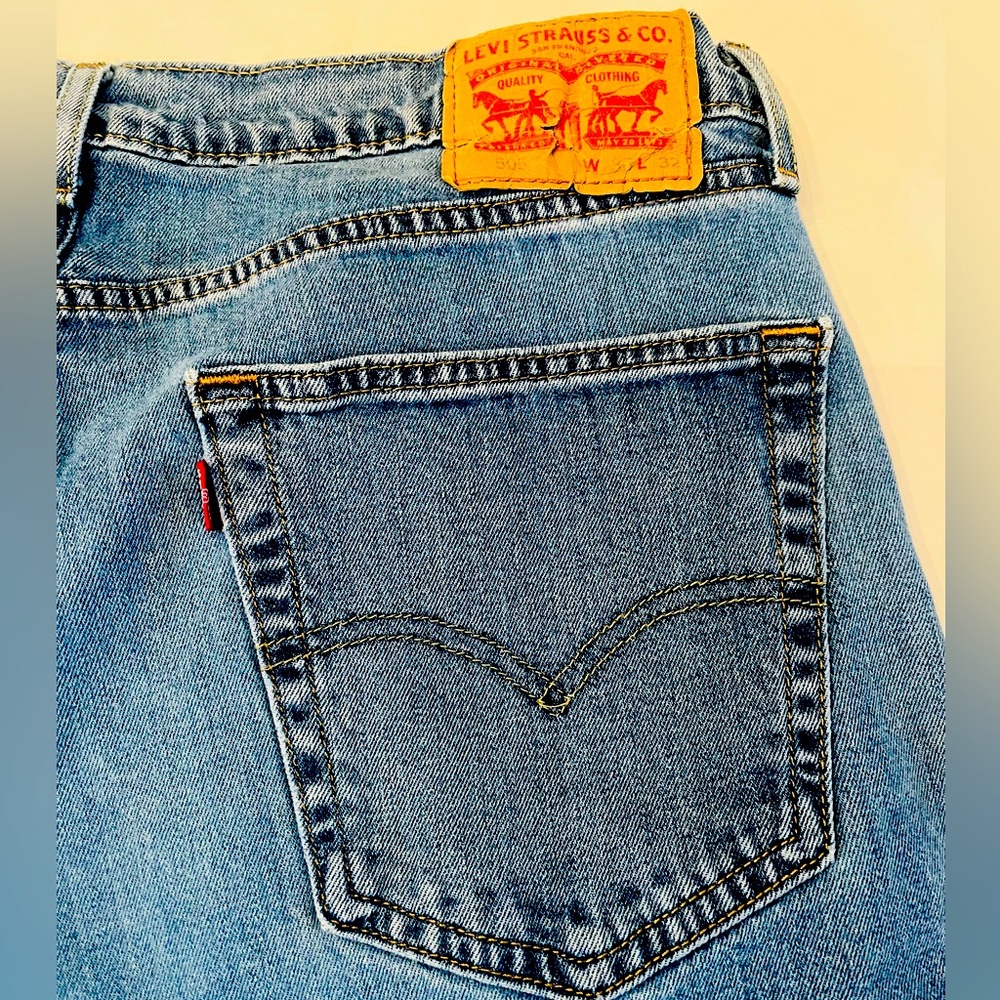 Men’s size 36/32 Levi’s 505 red tag jeans